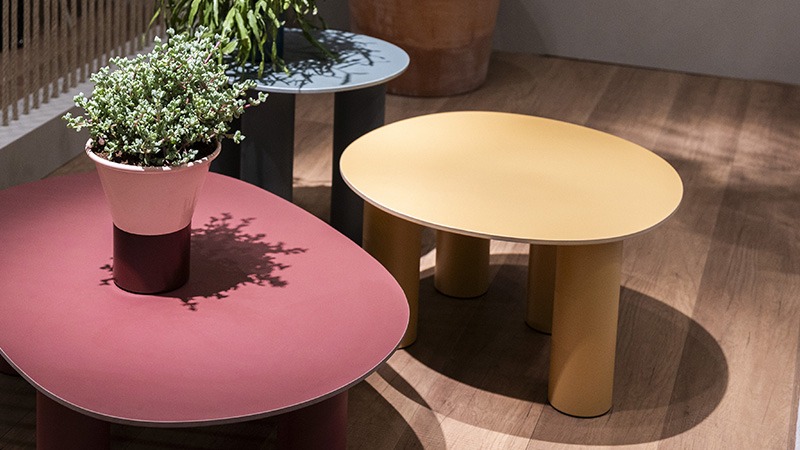 Colours, stones and patterns for refined and creative coffee tables